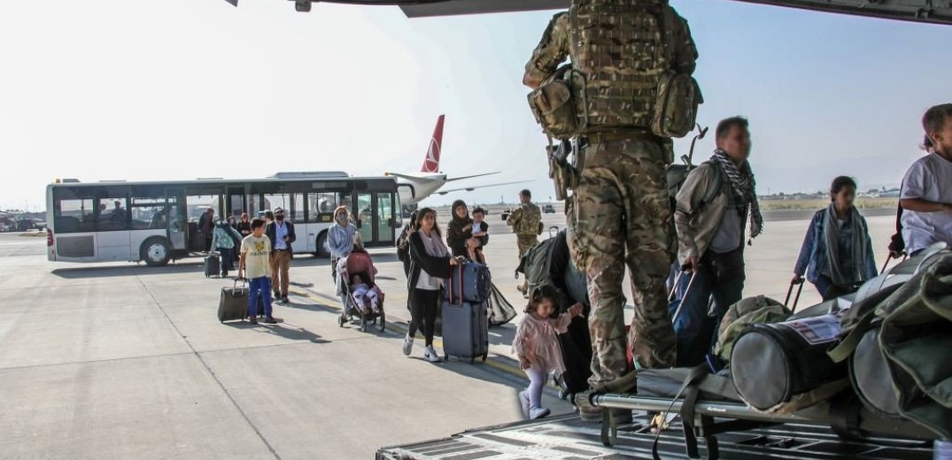 Αμερικάνοι άνοιξαν πυρ στο αεροδρόμιο της Καμπούλ για να «ελέγξουν» τα πλήθη