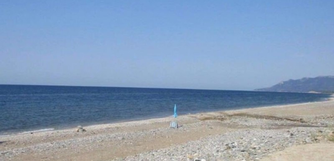 Αλεξανδρούπολη: Δεύτερη επιχείρηση απομάκρυνσης αυθαίρετων ομπρελών από την παραλία Δικέλλων