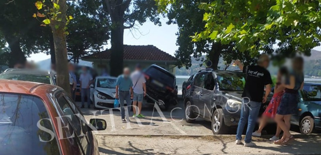 Καστοριά: Τροχαίο σε πάρκινγκ -ΙΧ παρέσυρε επτά σταθμευμένα αυτοκίνητα (φωτ.)