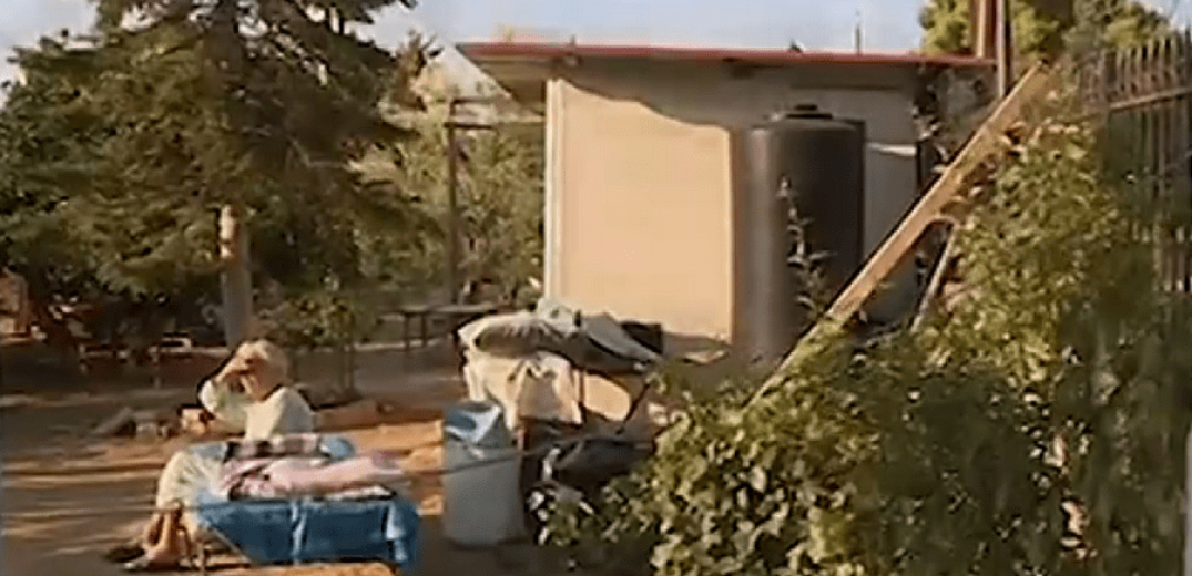 Συγκινεί η 92χρονη που αρνείται να εγκαταλείψει το καμένο σπίτι της στη Βαρυμπόμπη  (βίντεο)