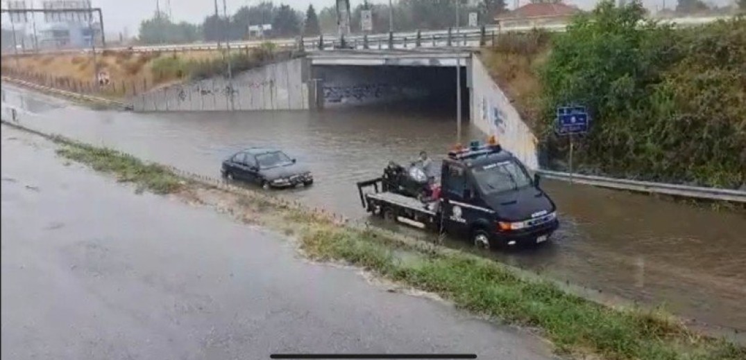Πλημμύρισαν δρόμοι από την ισχυρή νεροποντή στην Κατερίνη
