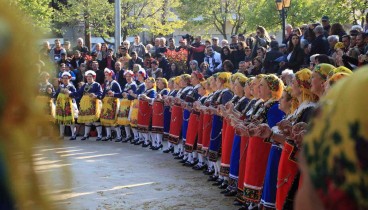 Πασχαλινά έθιμα: Χορός και χρώμα από τις Λαζαρίνες της Κοζάνης (βίντεο & φωτ.)