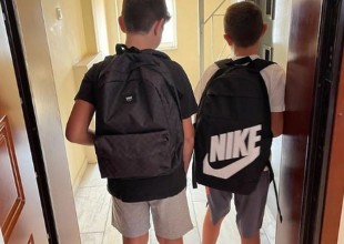 Ο Αλέξης Τσίπρας φωτογραφίζει τους γιους του που φεύγουν για το σχολείο 
