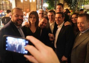 Το ποτό του Τσίπρα με τους βουλευτές του, οι selfies και η Νοτοπούλου (Φωτ.)