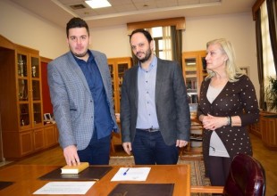Νέος δημοτικός σύμβουλος… εισβάλλει στο δήμο Καλαμαριάς
