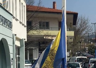 Μεσίστιες οι σημαίες στο δημαρχείο Ωραιοκάστρου  προς τιμήν του αγωνιστή Μ. Γλέζου