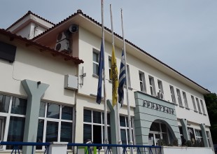 Μεσίστιες οι σημαίες στο δημαρχείο Ωραιοκάστρου  σε ένδειξη πένθους 