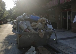 Καταγγελία για μπάζα και σκουπίδια μπροστά από σούπερ μάρκετ 