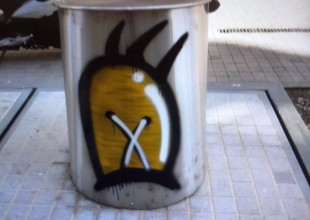Άγνωστοι έβαψαν τους υπόγειους κάδους στο κέντρο της Θεσσαλονίκης&#33;